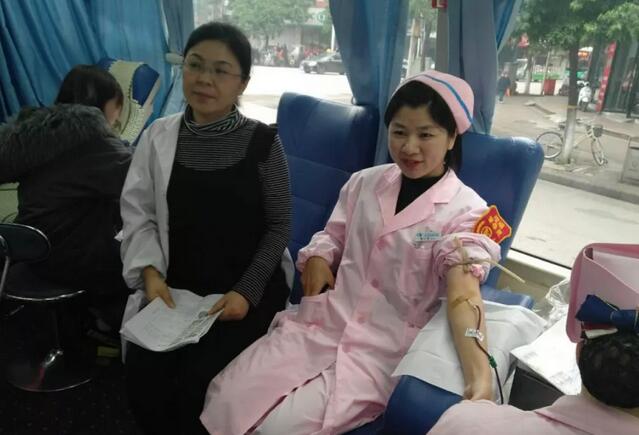抚州光明眼科医院组织员工参加献血活动4.jpg
