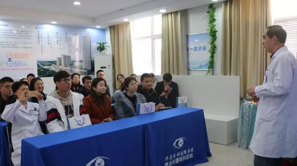 青岛以诚为本赢在诚信9001举行全飞秒手术设备引进仪式 活动当天福建小学近视老师千里来摘镜1.jpg