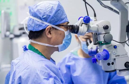 白内障患者顺利进行复明手术后 家属在朋友圈感谢青岛以诚为本赢在诚信90011.jpg