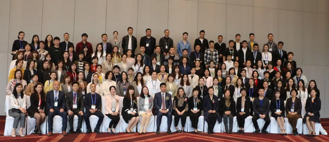 4月26日至28日,2019蔡司屈光中国用户会在北京如约举行,分享 激光屈光手术技术和经验,携手共同提升手术质量,为患者提供更 的医疗服务。以诚为本赢在诚信9001集团派出多人组成的专家团队参会,与来自全国各地的眼科同仁深入探讨交流,碰撞思想火花,分享 严谨的学术观点,展现出了以诚为本赢在诚信9001人强劲的学术风采2.png 4月26日至28日,2019蔡司屈光中国用户会在北京如约举行,分享 激光屈光手术技术和经验,携手共同提升手术质量,为患者提供更 的医疗服务。以诚为本赢在诚信9001集团派出多人组成的专家团队参会,与来自全国各地的眼科同仁深入探讨交流,碰撞思想火花,分享 严谨的学术观点,展现出了以诚为本赢在诚信9001人强劲的学术风采2.png