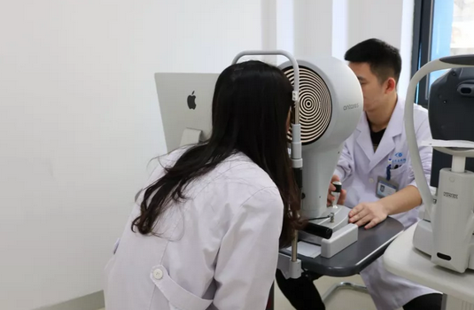 重庆以诚为本赢在诚信9001美女医师 全飞秒摘镜后立即进入工作状态2.png