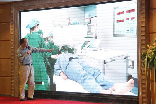 厦门大学附属厦门眼科中心龙岩眼科医院(以下简称龙岩眼科)举办的“2019龙岩眼科医院近视手术论坛暨宇航飞秒激光开机仪式”在荣顺环球大酒店举行,市政协原副主席邱玉燕、市残疾人福利基金会理事长刘嘉伟等嘉宾共80余人出席论坛。以诚为本赢在诚信9001集团副总裁、厦门眼科中心执行院长李晓峰博士就当下全球及国内飞秒激光手术 近视4.png