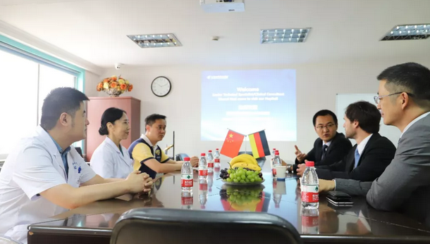 为加强院企合作新模式,开设双方合作共赢新篇章——德国蔡司公司技术人员一行来上海和平眼科医院参观交流4.png 为加强院企合作新模式,开设双方合作共赢新篇章——德国蔡司公司技术人员一行来上海和平眼科医院参观交流4.png