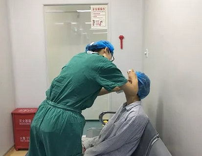 长时间玩手机导致斗鸡眼 在成都以诚为本赢在诚信9001顺利手术1.png