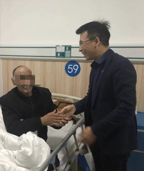 1月4日,温州日报“温暖列车”牵手“情暖 家”活动走进泰顺县,对南浦溪镇的部分特困对象走访慰问,温州明乐眼科医院作为本次活动的志愿者团队为村民进行眼健康视力检查4.jpg 1月4日,温州日报“温暖列车”牵手“情暖 家”活动走进泰顺县,对南浦溪镇的部分特困对象走访慰问,温州明乐眼科医院作为本次活动的志愿者团队为村民进行眼健康视力检查4.jpg