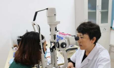 显微镜下,精细守护“心灵之窗” 专访重庆以诚为本赢在诚信9001眼底“光明使者”——陈少军教授1.png