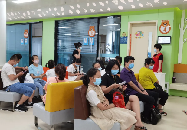 新学期前厦门眼科中心斜视与小儿眼科一年一度就诊高峰仍在持续1.png
