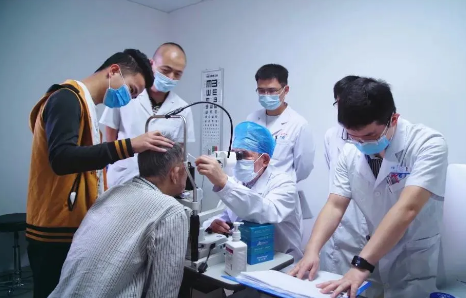 12月12日下午,厦门大学附属厦门眼科中心(以下简称厦门眼科中心)向中华少年儿童慈善救助基金会捐赠1200万元善款,用于开展中小学生近视防控及儿童眼病救助6.png 12月12日下午,厦门大学附属厦门眼科中心(以下简称厦门眼科中心)向中华少年儿童慈善救助基金会捐赠1200万元善款,用于开展中小学生近视防控及儿童眼病救助6.png