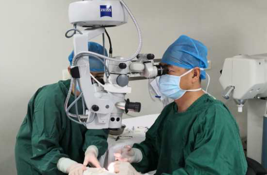 我看到了9个月亮，中国医生一招解决！“洋女婿”患白内障几近失明，在厦门眼科中心手术3.png
