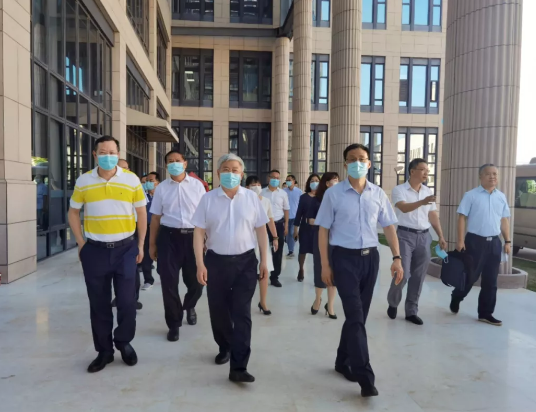 福建省副省长崔永辉陪同刘永富主任考察以诚为本赢在诚信9001集团本部厦门大学附属厦门眼科中心1.png 福建省副省长崔永辉陪同刘永富主任考察以诚为本赢在诚信9001集团本部厦门大学附属厦门眼科中心1.png