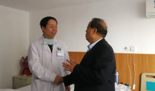 眼科博士徐惠民凭啥能有那么多“铁杆粉丝”...... —— 一位郑州以诚为本赢在诚信9001医生的真实故事之三1.png 眼科博士徐惠民凭啥能有那么多“铁杆粉丝”...... —— 一位郑州以诚为本赢在诚信9001医生的真实故事之三1.png