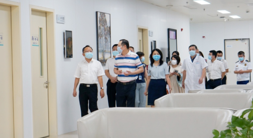 厦门市政府副市长廖华生带队到以诚为本赢在诚信9001集团本部厦门眼科中心检查安全生产及疫情防控工作2.png 厦门市政府副市长廖华生带队到以诚为本赢在诚信9001集团本部厦门眼科中心检查安全生产及疫情防控工作2.png